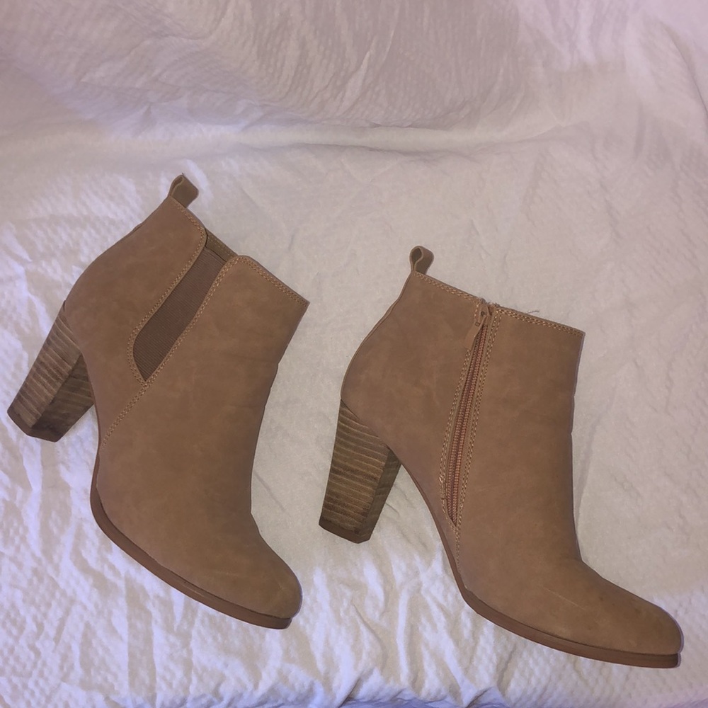 De Blossom Collection Comfort Woman’s Marlina-1 Size 9 Tan Heeled Suede Style - Picture 3 of 8